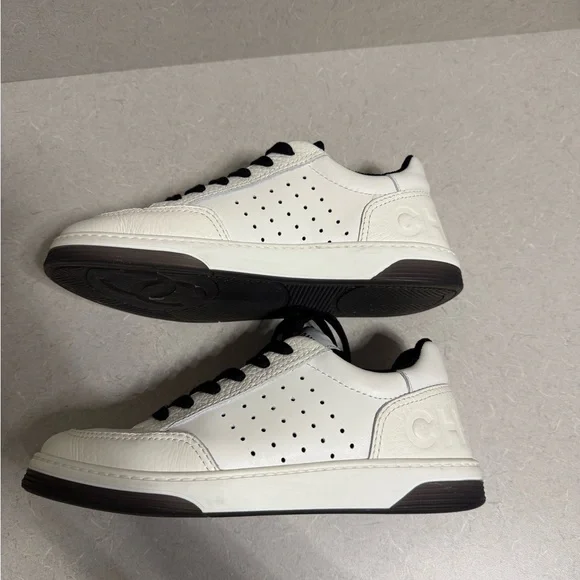 AUTH Preowned Womens Chanel White/Black Low Top Sneakers, size 38, Made in Italy - Picture 5 of 16